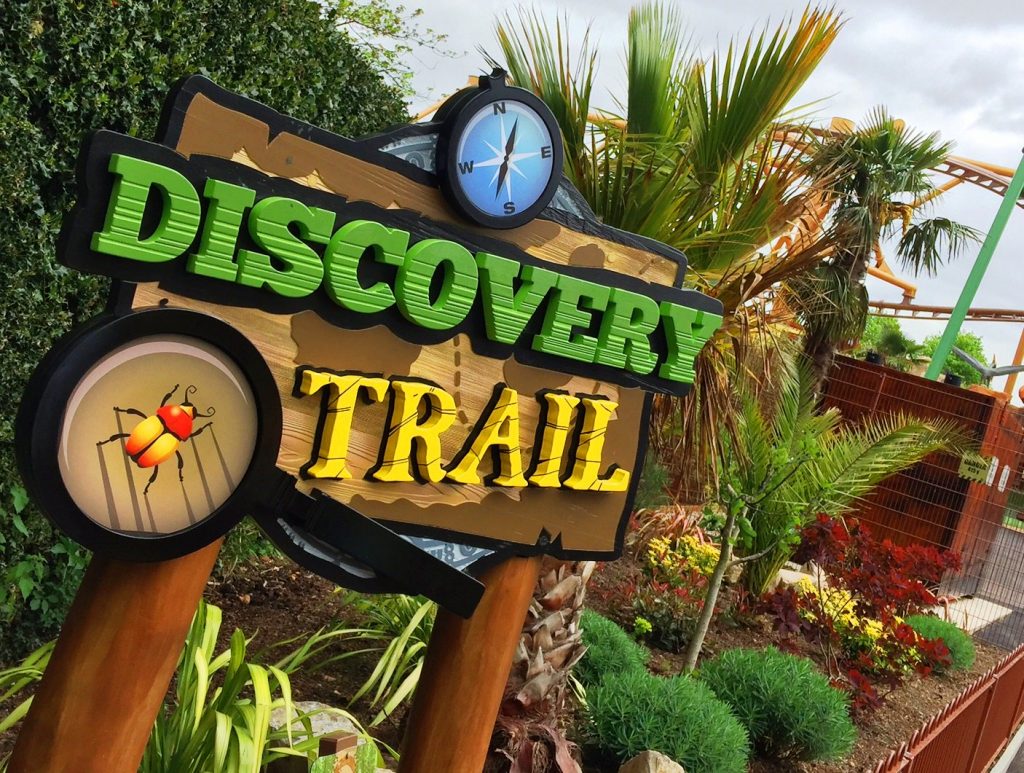 "Paultons Park" Discovery trail, Entrance sign, wayfinding signage, 3d crafted sign, wooden posts